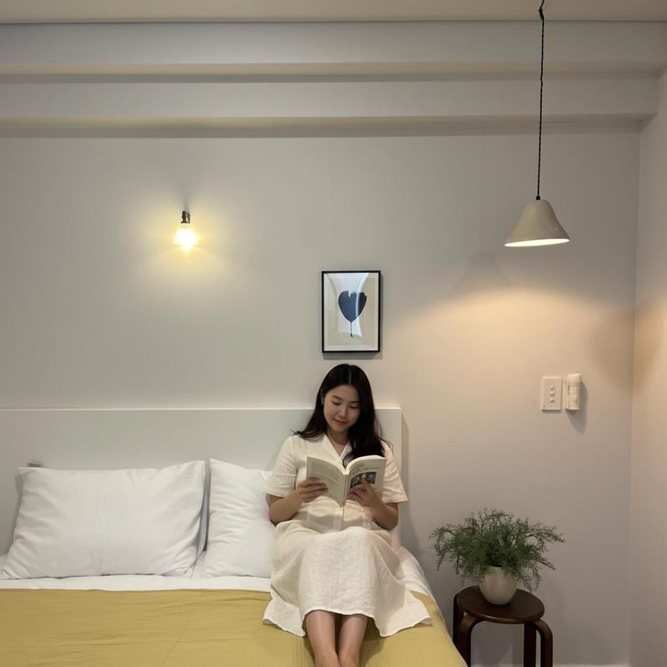 Bed, People, Photo of the whole room, Seating area, Guests, towels