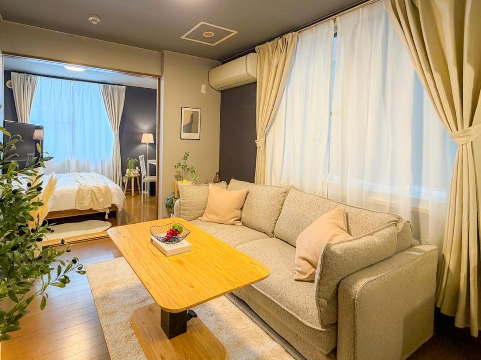 Bed, TV and multimedia, Living room, Photo of the whole room, Seating area, Bedroom, air conditioner