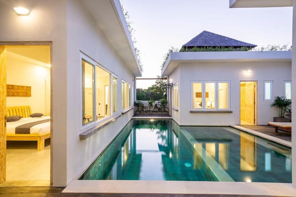 Swimming pool, sunbed