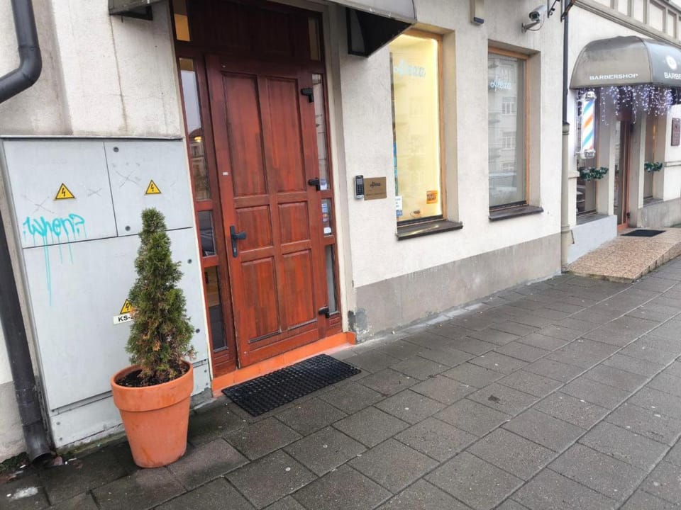 Property building, Facade/entrance, Day