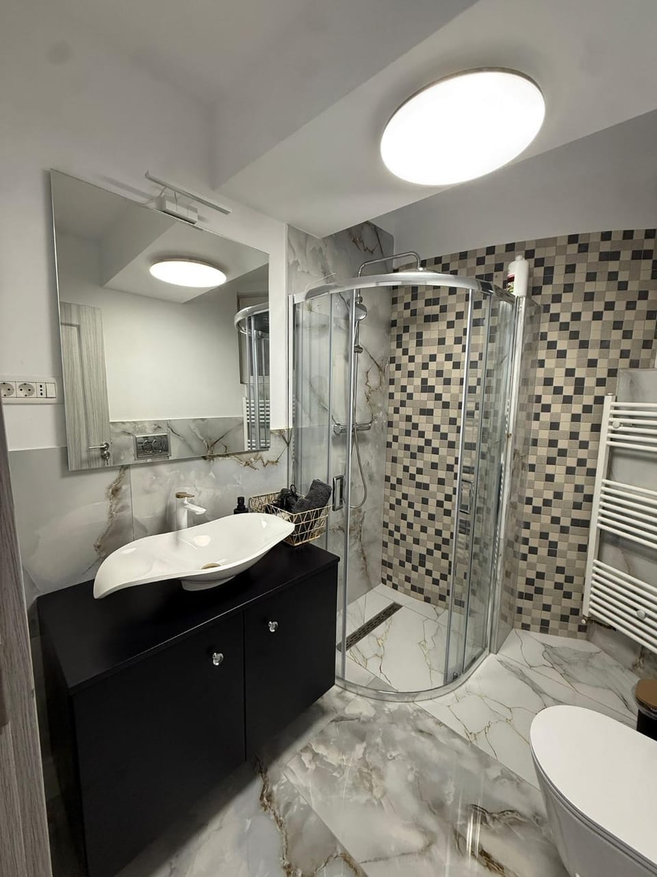 Shower, Toilet, Bathroom, towels