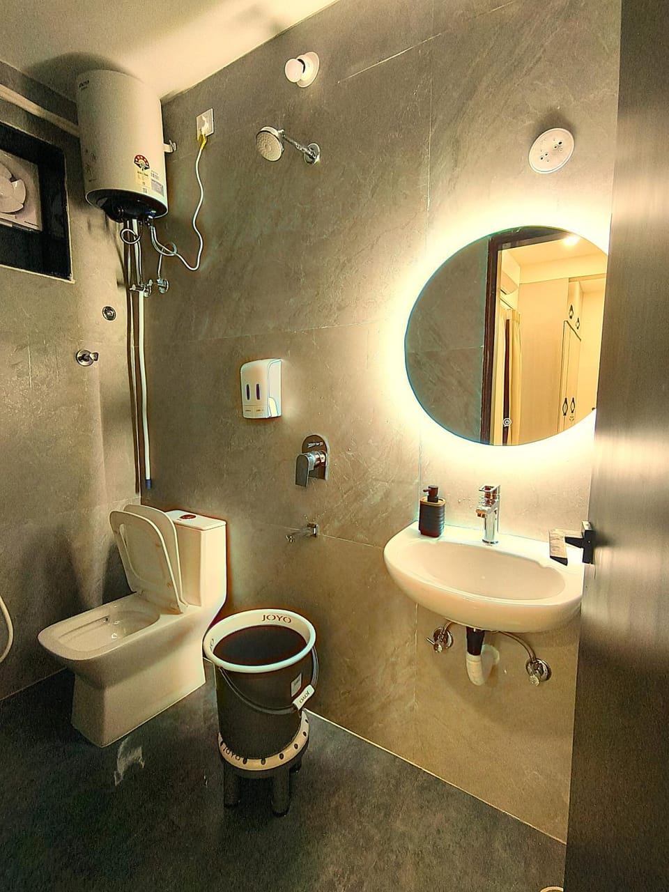 Ultra Modern 2BHK Flat in Kondapur Central with Parking 2S Apartment in Hyderabad