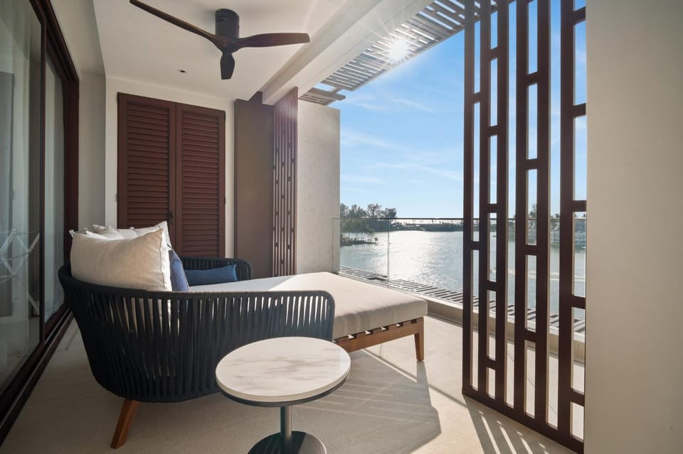Balcony/Terrace, Seating area, Lake view