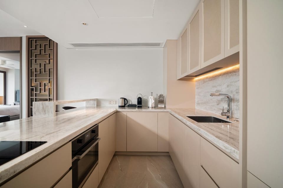 Coffee/tea facilities, Kitchen or kitchenette, oven, stove, toaster