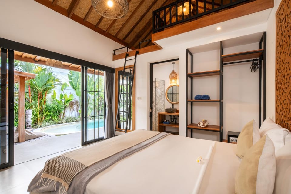 Bed, Bathroom, Bedroom, Garden view, Pool view