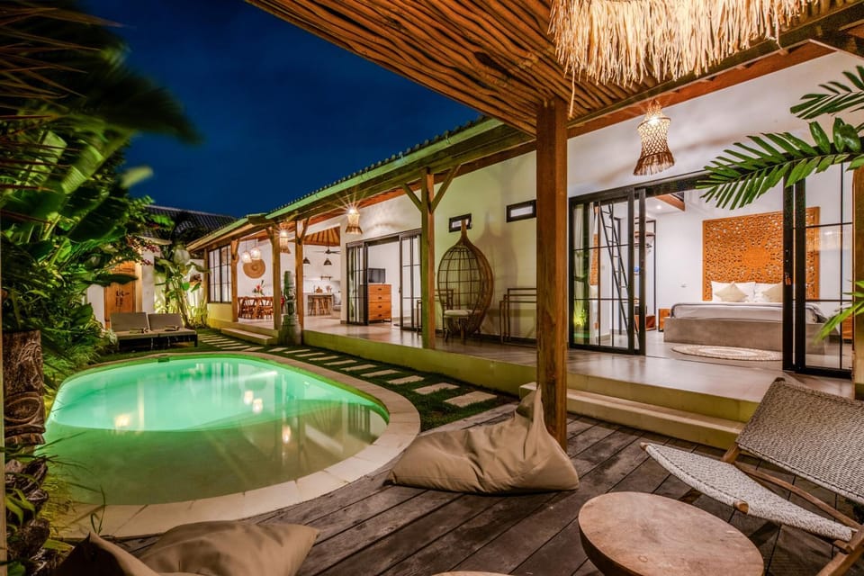 Property building, Patio, Balcony/Terrace, Bedroom, Swimming pool