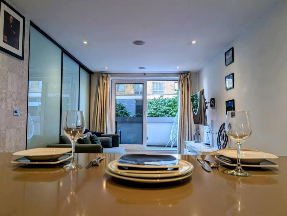 Seating area, Dining area