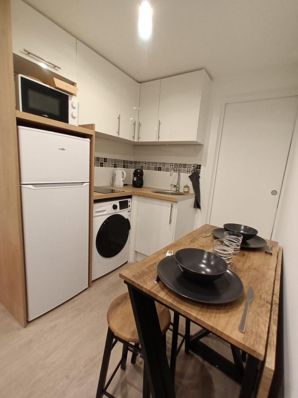 Kitchen or kitchenette, Dining area, stove