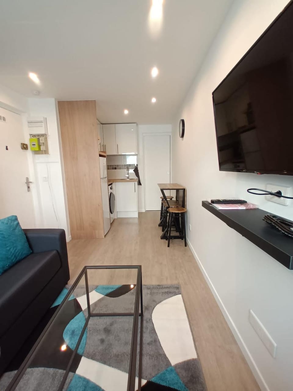 Communal lounge/ TV room, TV and multimedia, Kitchen or kitchenette, Living room, Dining area, stove