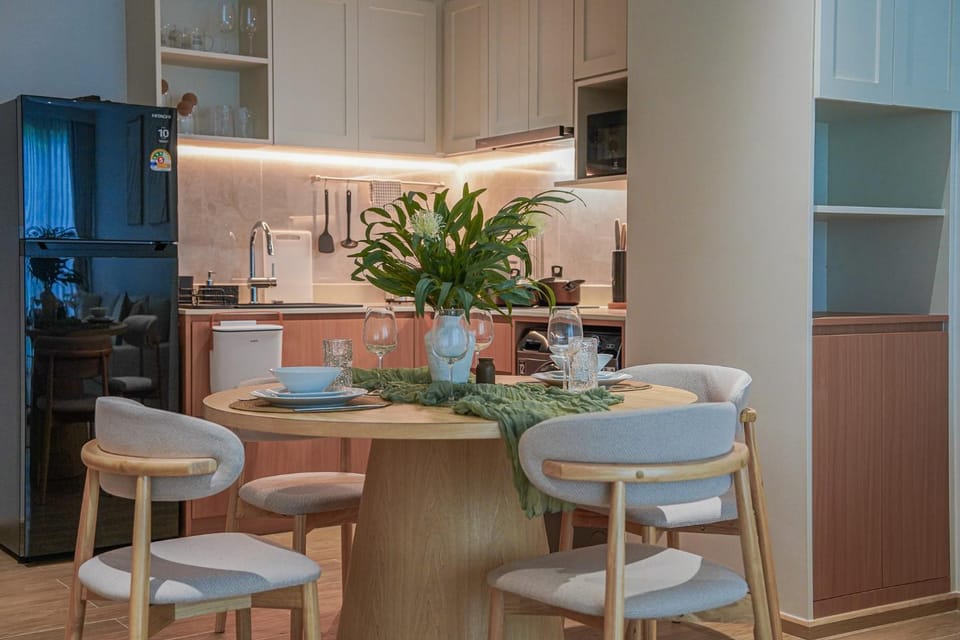 Kitchen or kitchenette, Dining area, stove