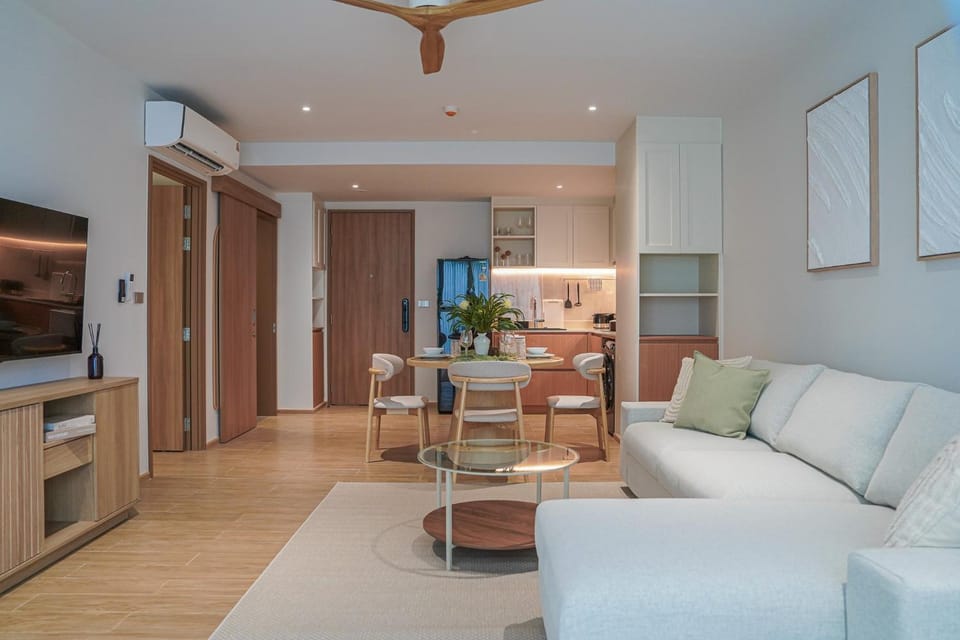 TV and multimedia, Kitchen or kitchenette, Living room, Seating area, Dining area