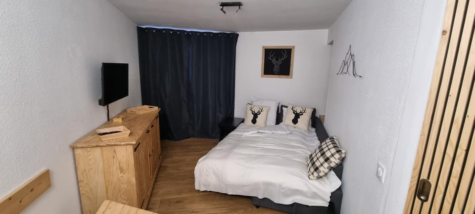 Bed, Bedroom