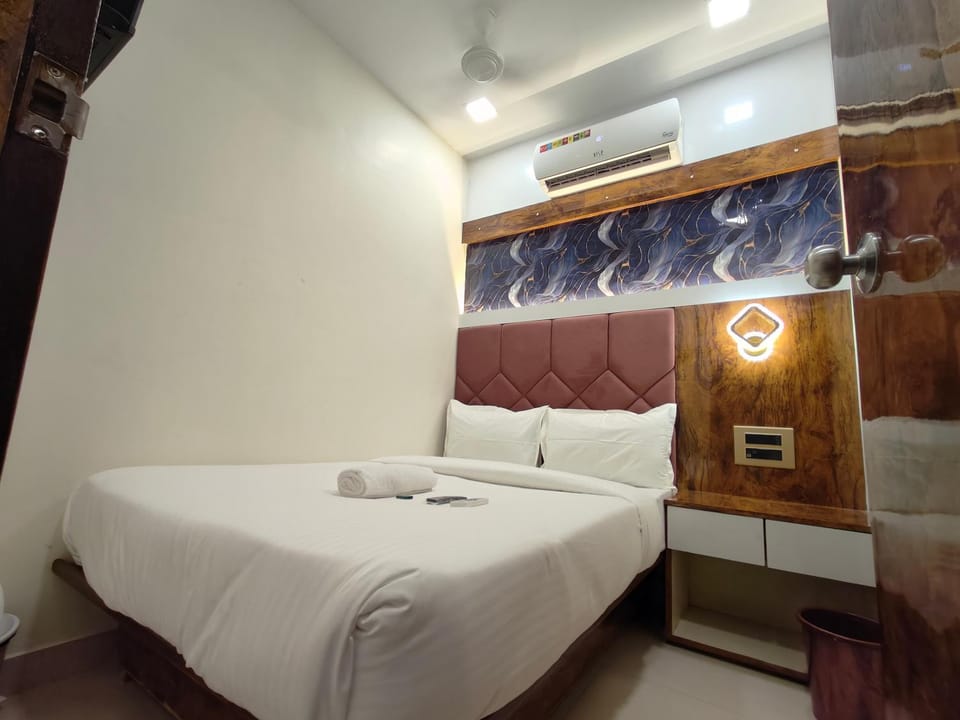 Bed, Photo of the whole room, Bedroom, towels, air conditioner