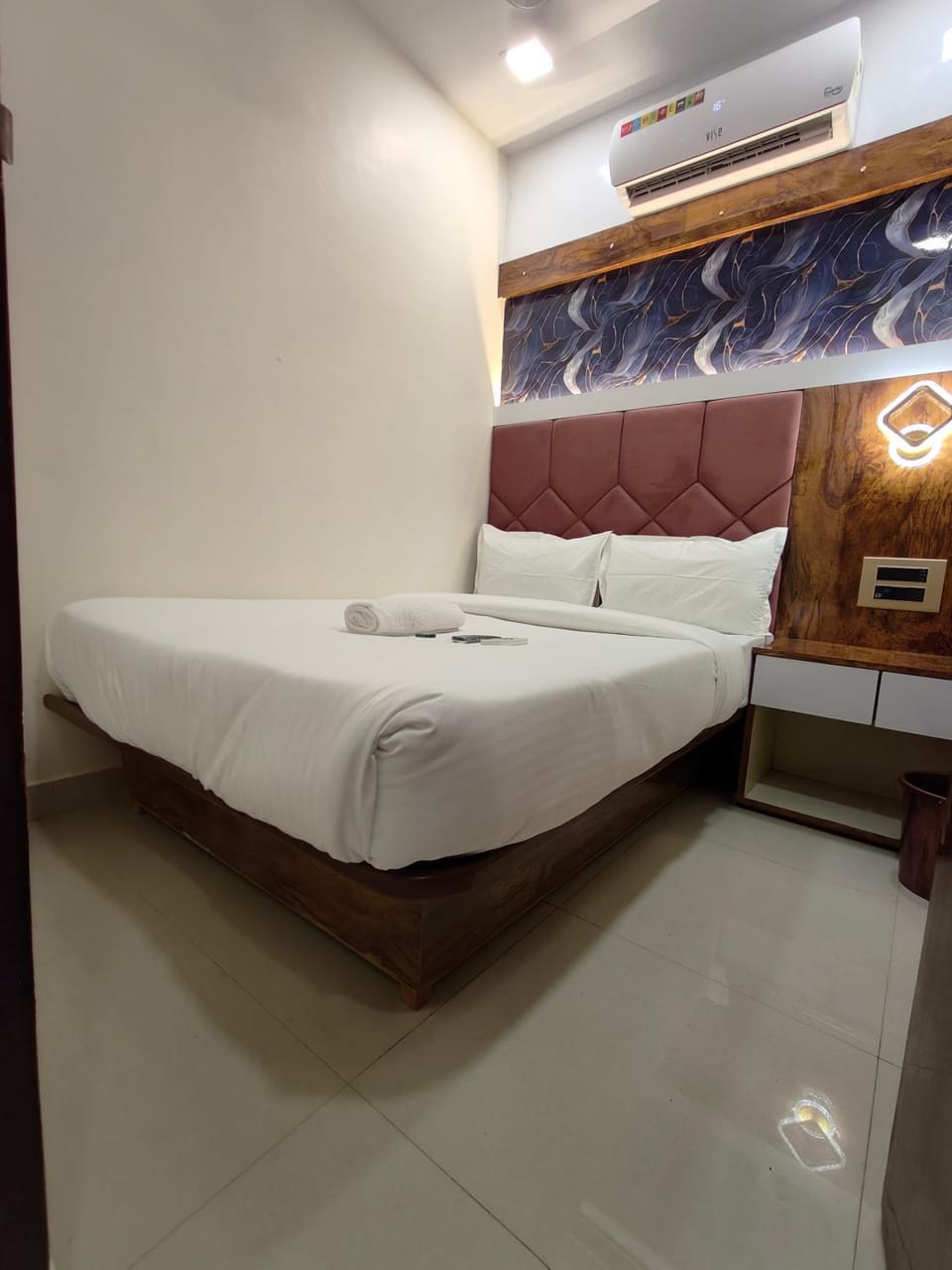 Bed, Photo of the whole room, Bedroom, air conditioner