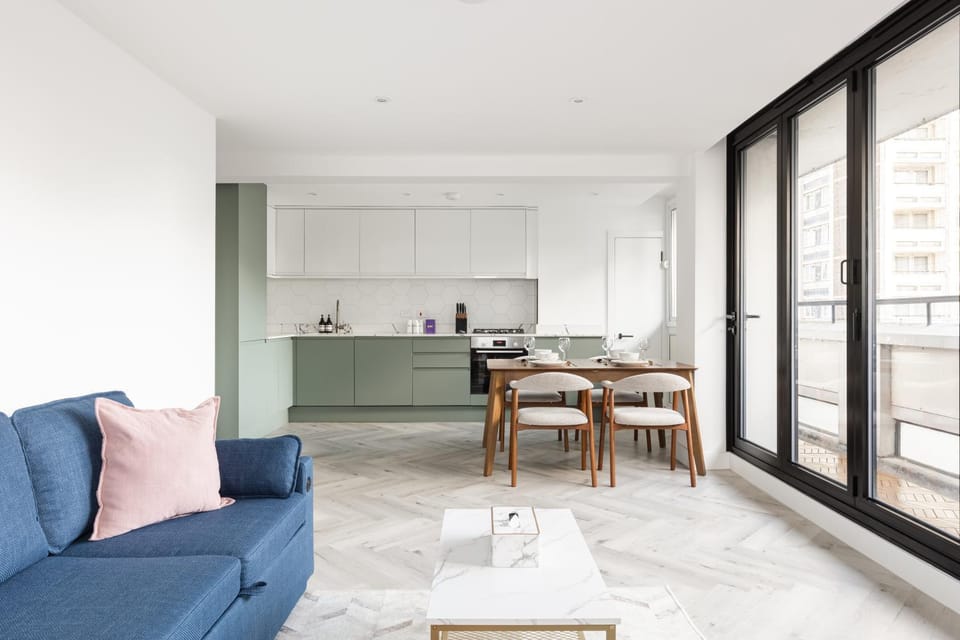 New! Central 2BR Flat with Balcony near Hyde Park Apartment in City of Westminster