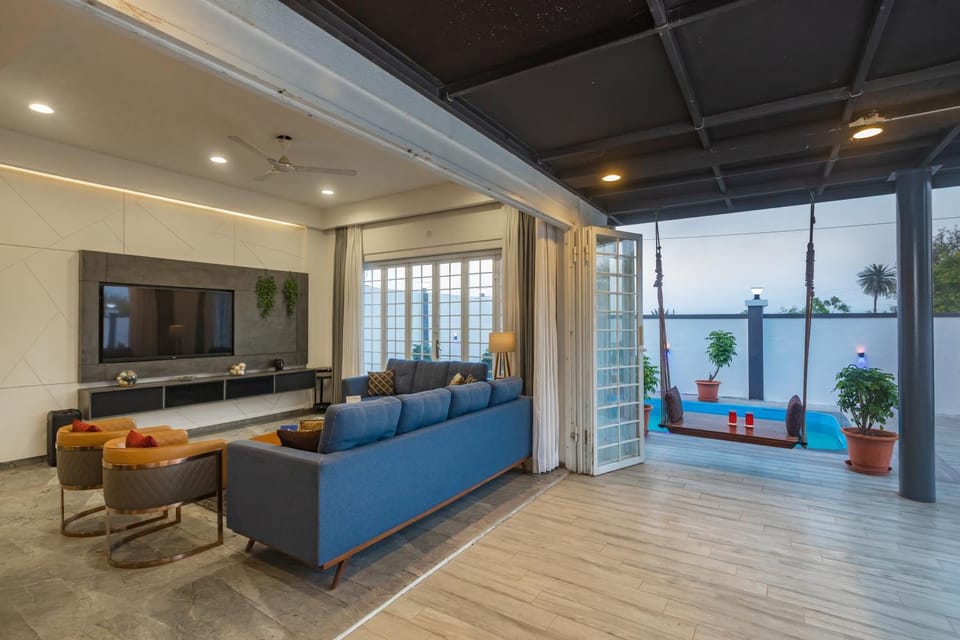 Communal lounge/ TV room, TV and multimedia, Living room, Seating area, Evening entertainment, air conditioner