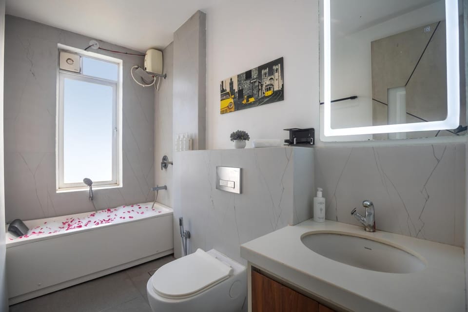 Shower, Toilet, Bathroom, Bath, bidet, towels