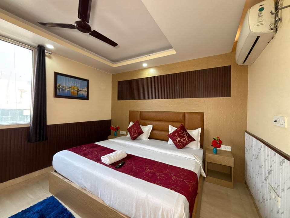 Bed, TV and multimedia, Photo of the whole room, Bedroom, fireplace, air conditioner