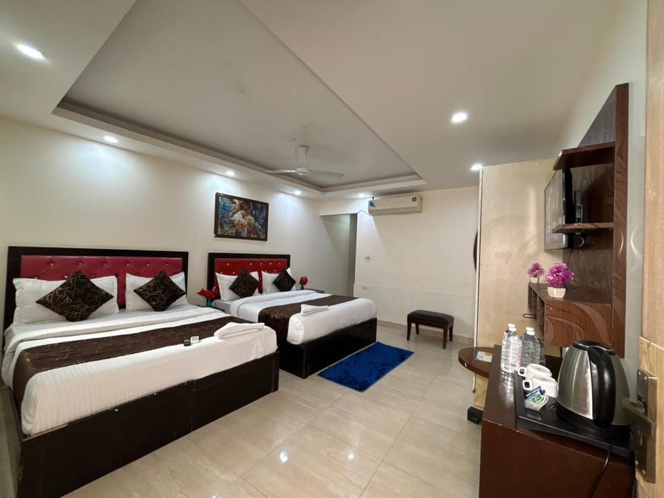 Bed, TV and multimedia, Coffee/tea facilities, Kitchen or kitchenette, Photo of the whole room, Bedroom, air conditioner