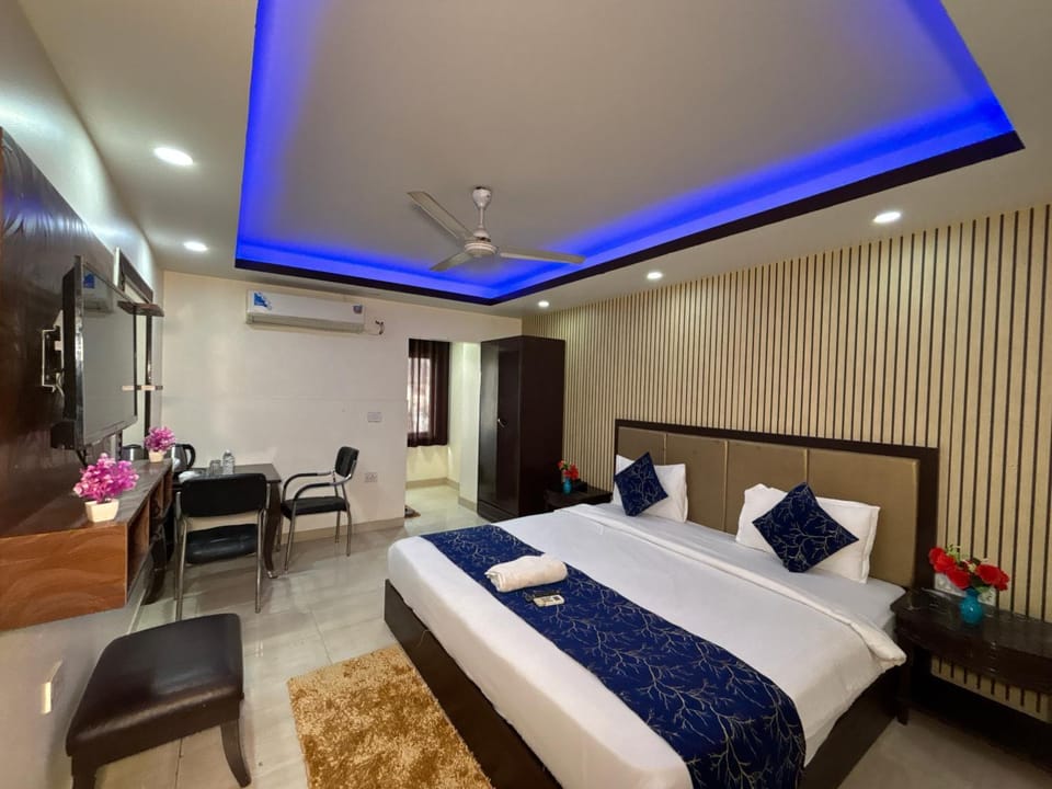 Bed, TV and multimedia, Living room, Photo of the whole room, Seating area, Bedroom, towels