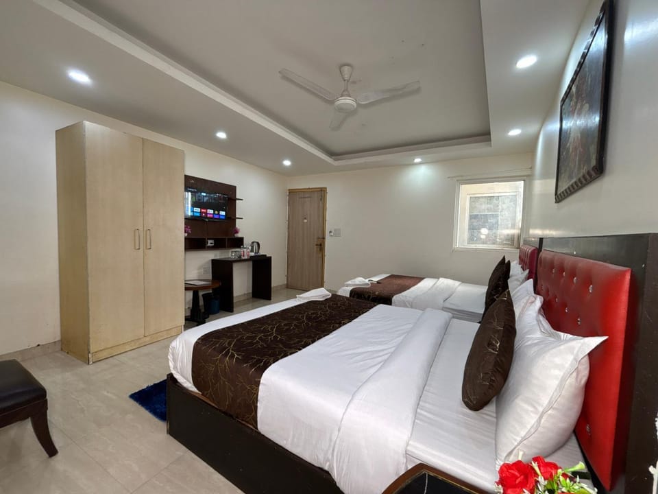 Communal lounge/ TV room, Bed, TV and multimedia, Photo of the whole room, Evening entertainment, Bedroom, hair dresser, wardrobe, air conditioner