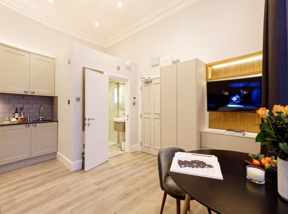 Nice classy Ground floor studio 3 min Notting Hill Apartment in City of Westminster