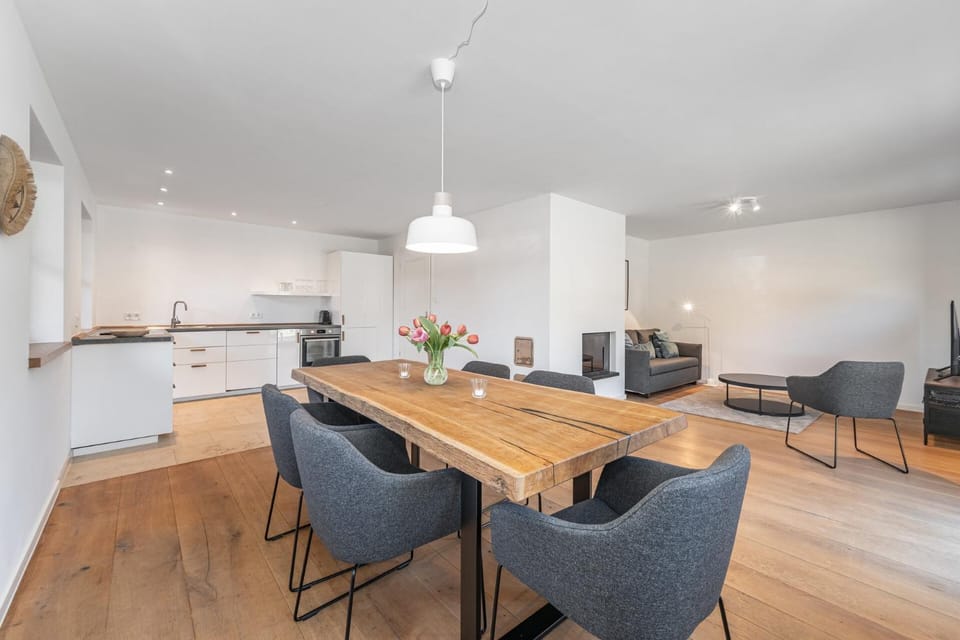 Kitchen or kitchenette, Living room, Seating area, Dining area, Food, Food, stove