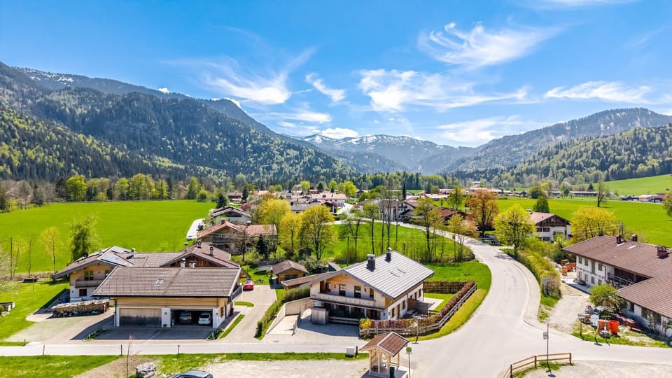 Property building, Nearby landmark, Spring, Day, Neighbourhood, Natural landscape, Bird's eye view, Mountain view, Location