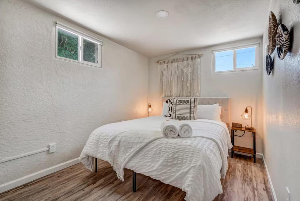 Quiet Basement Retreat | King Bed, Firepit, Yard House in Colorado Springs