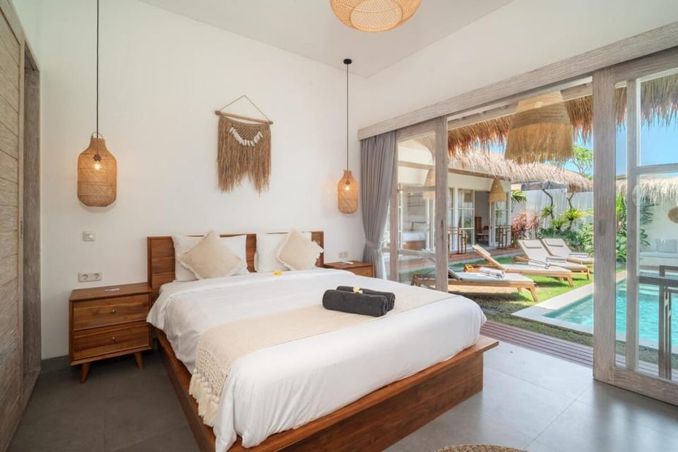 Bed, Bedroom, Pool view