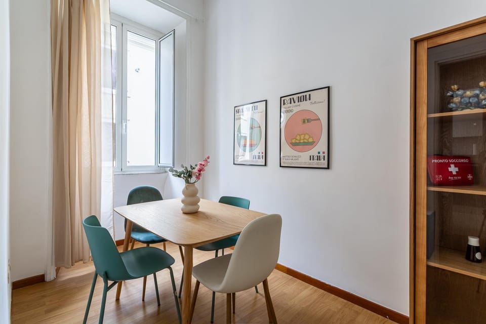 Photo of the whole room, Dining area, Lunch