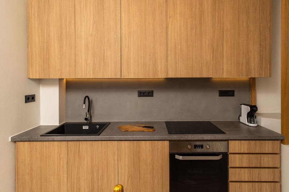 Coffee/tea facilities, Kitchen or kitchenette, oven, stove