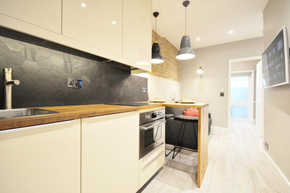 Nice property for only 1 guest with patio-Basement House in City of Westminster
