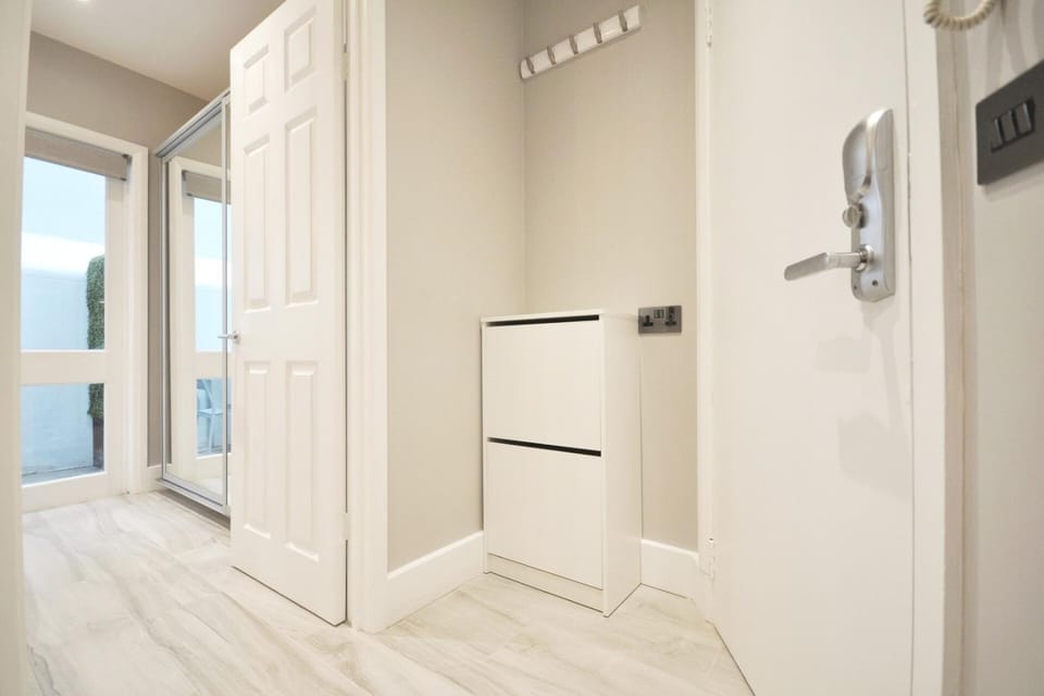 Nice property for only 1 guest with patio-Basement House in City of Westminster
