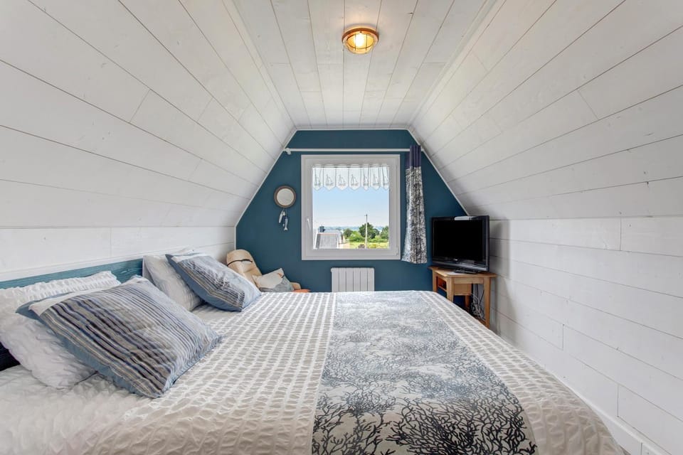 Property building, Living room, Bedroom