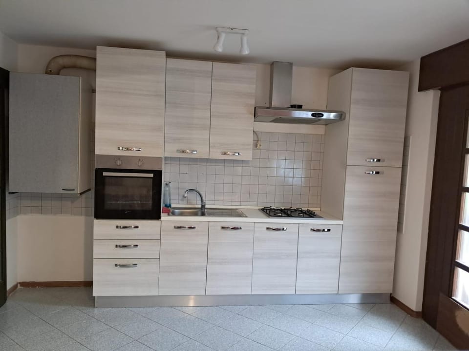 Kitchen or kitchenette, oven