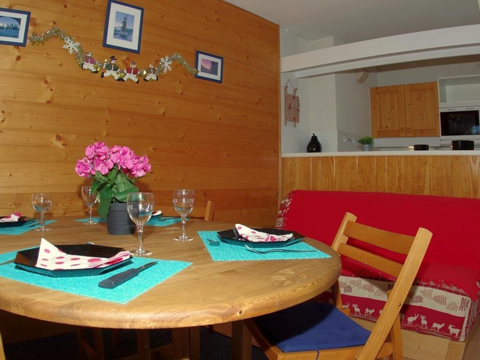 Studio cabine chaleureux avec terrasse, proche pistes - 4 pers, animaux OK, parking en option - FR-1-291-772 Cabin in Les Avanchers-Valmorel
