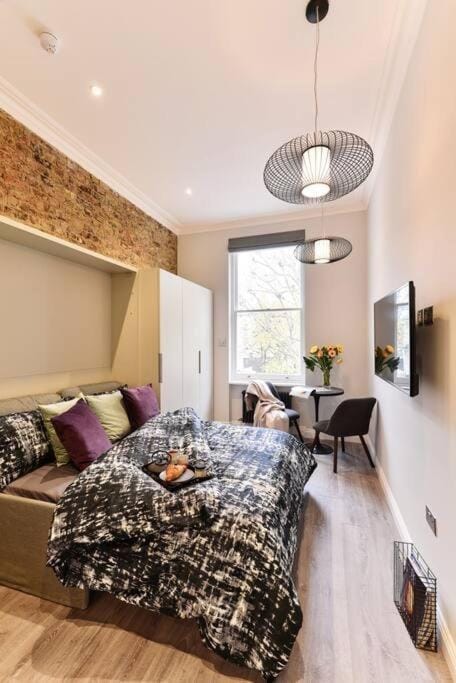 High ceilings studio premium quality & location. Apartment in City of Westminster