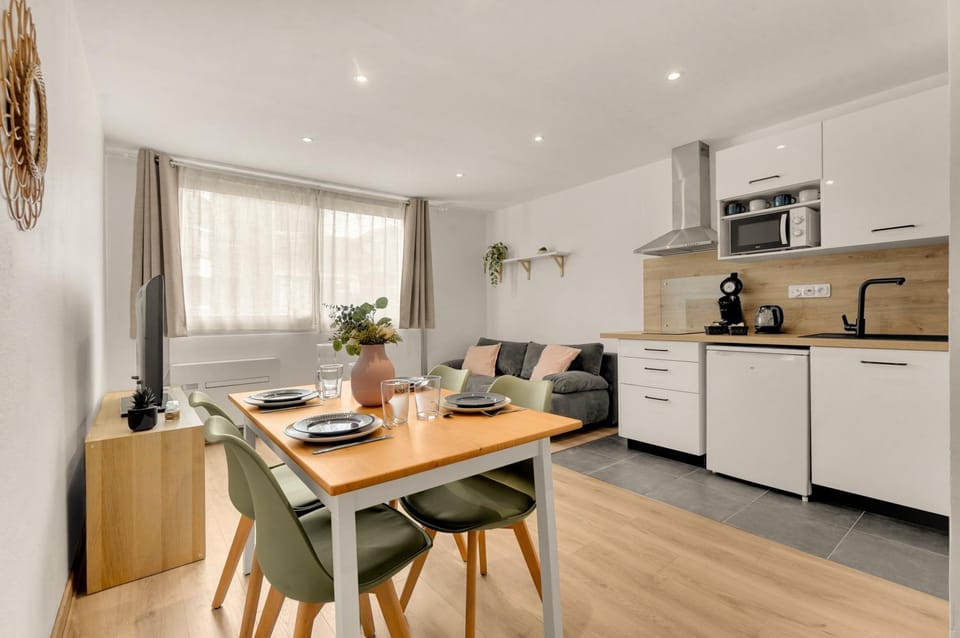 Communal lounge/ TV room, Coffee/tea facilities, Living room, Seating area, Dining area, stove, toaster, kitchen