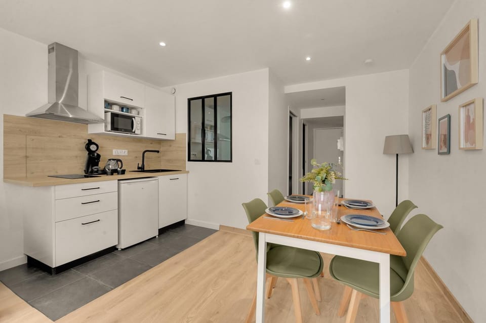 Communal lounge/ TV room, Kitchen or kitchenette, Dining area, stove, kitchen