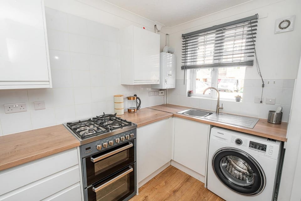 Kitchen or kitchenette, oven, stove, washing machine