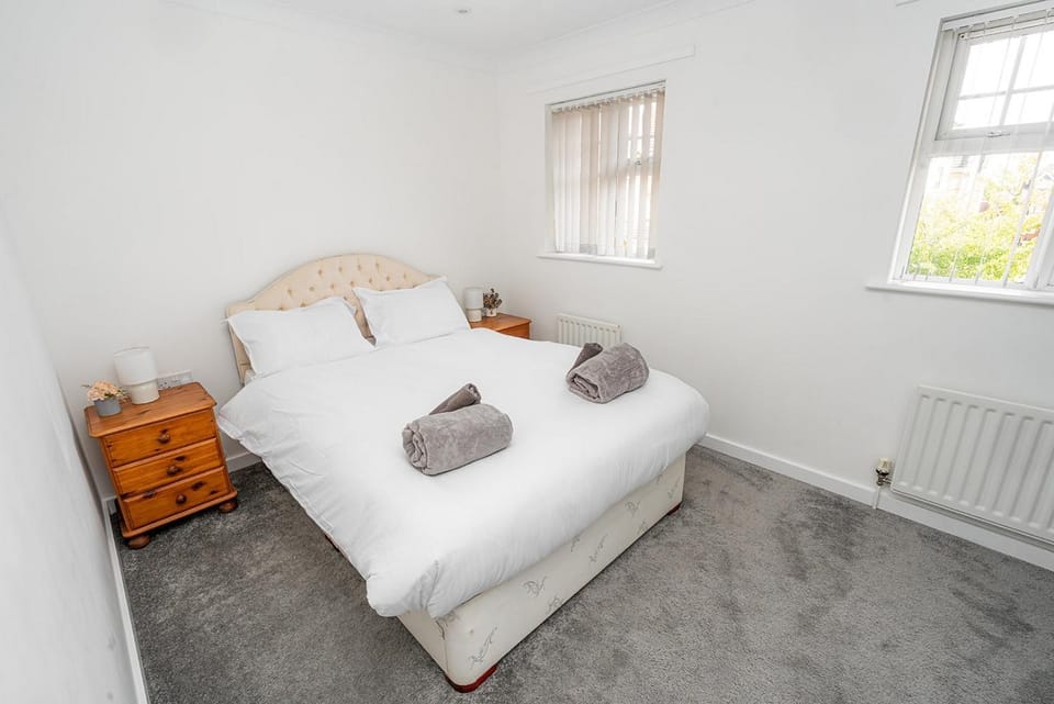 Bed, Photo of the whole room, Bedroom, towels