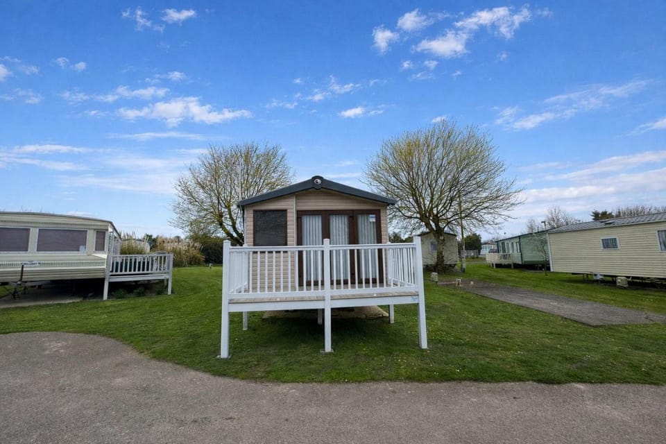 Lovely Caravan With Decking At Cherry Tree Park Norfolk Ref 70724C House in Broadland District