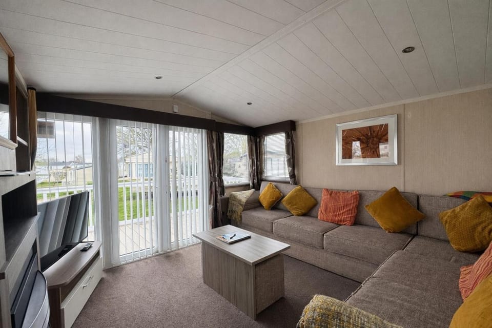 Lovely Caravan With Decking At Cherry Tree Park Norfolk Ref 70724C House in Broadland District
