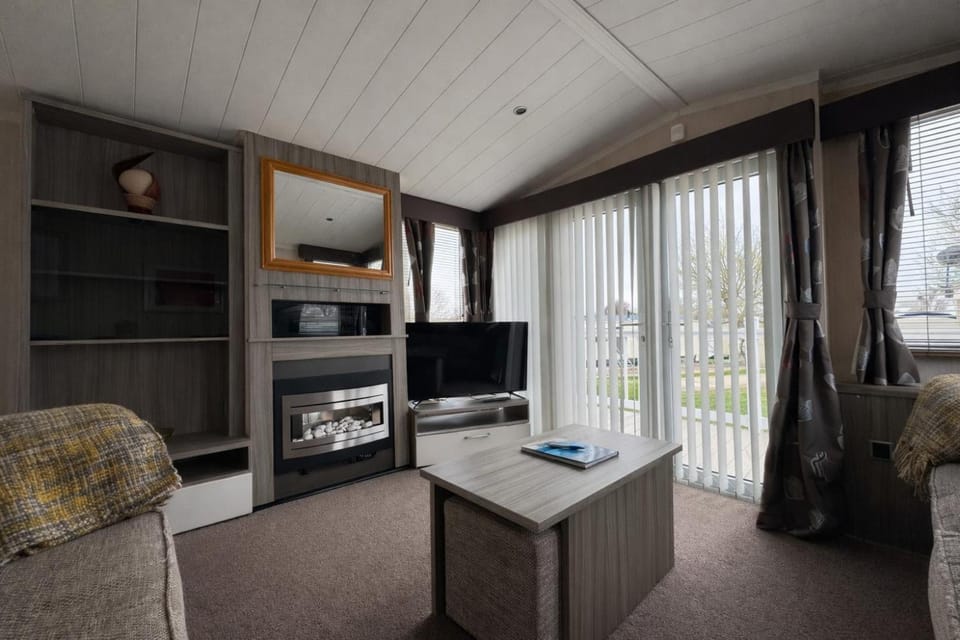 Lovely Caravan With Decking At Cherry Tree Park Norfolk Ref 70724C House in Broadland District
