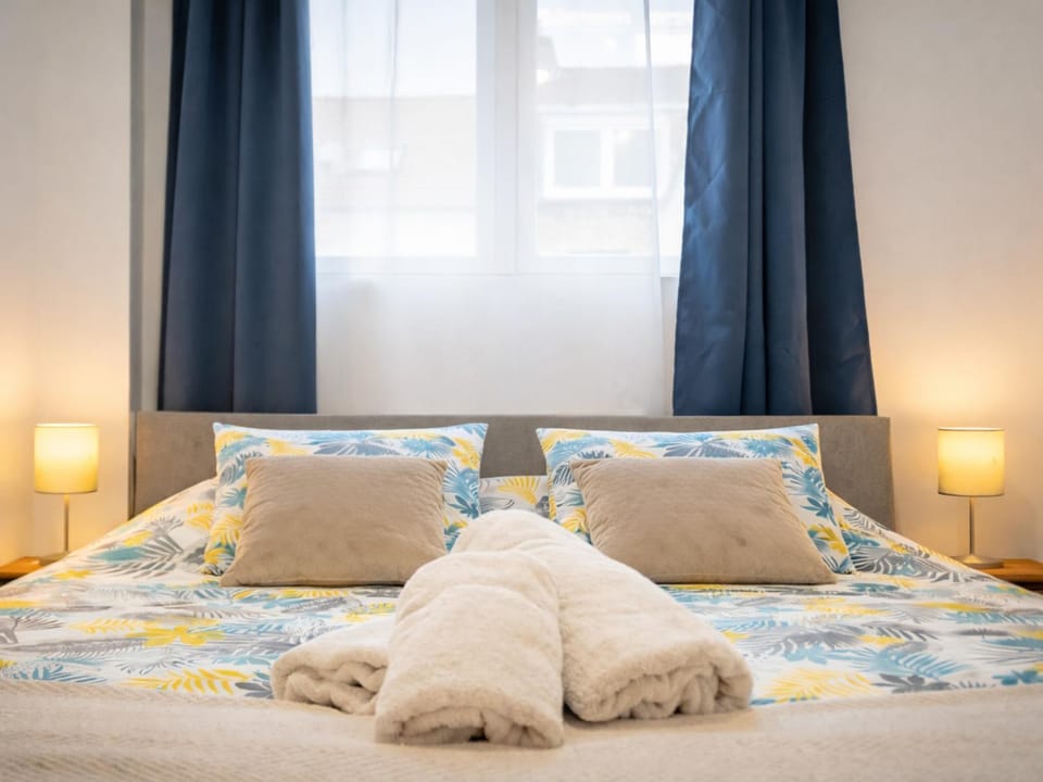 Bed, Bedroom, heating, towels