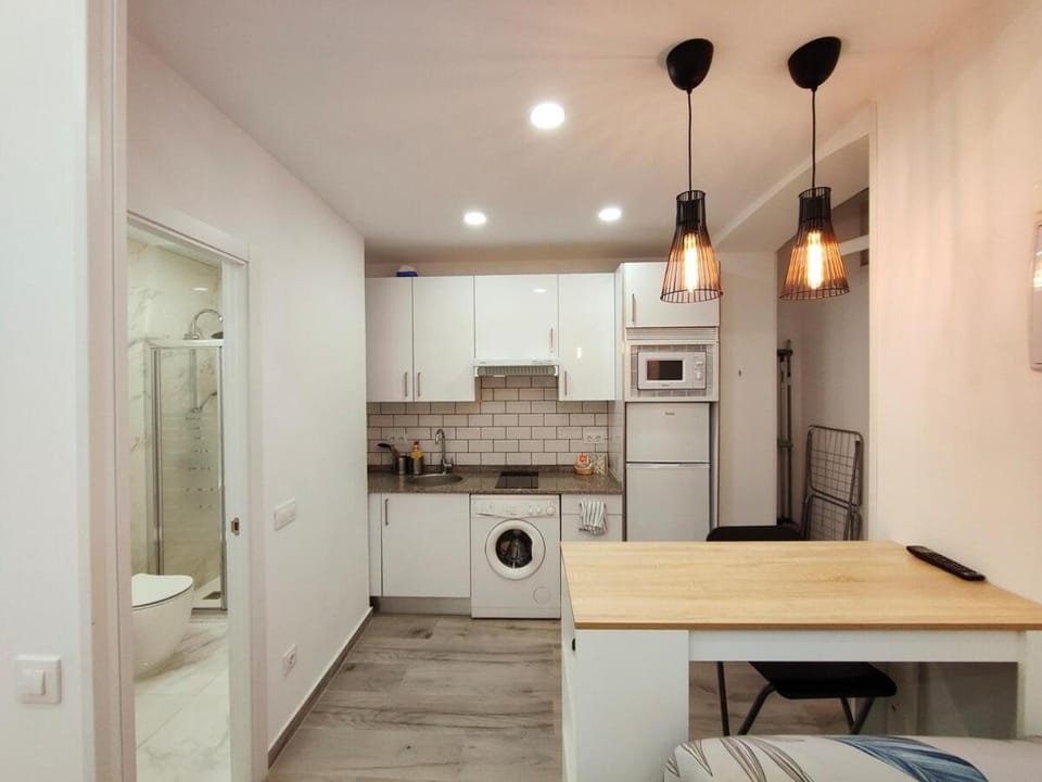 Kitchen or kitchenette, Dining area, stove, washing machine