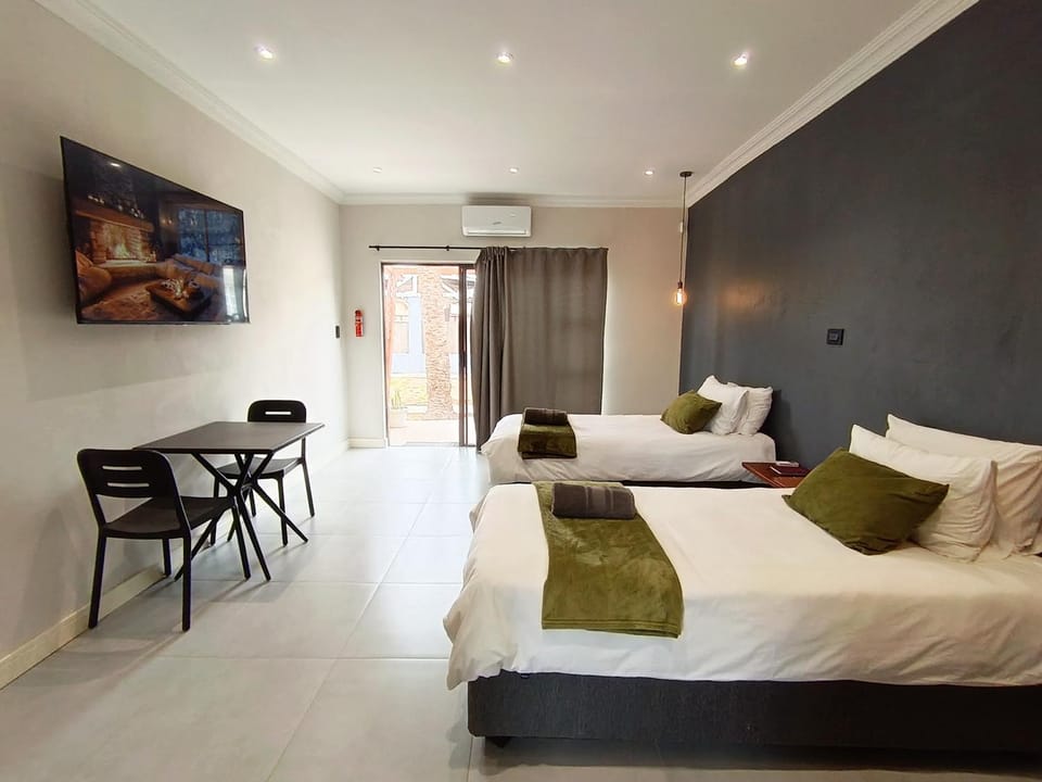 Bed, TV and multimedia, Photo of the whole room, Seating area, Bedroom, air conditioner