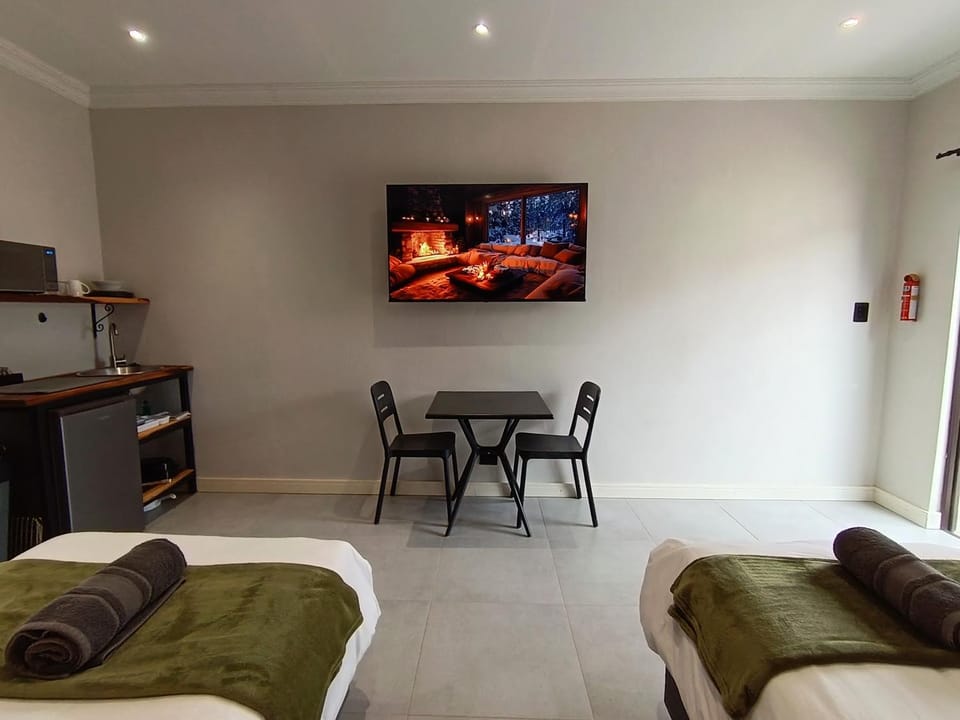 Bed, TV and multimedia, Photo of the whole room, Seating area, Bedroom