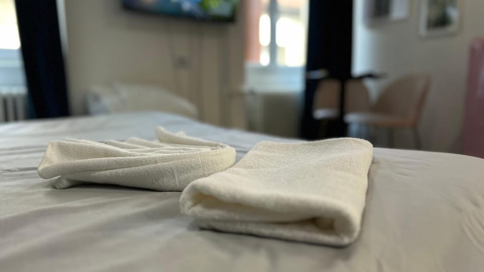 Bed, Bedroom, towels